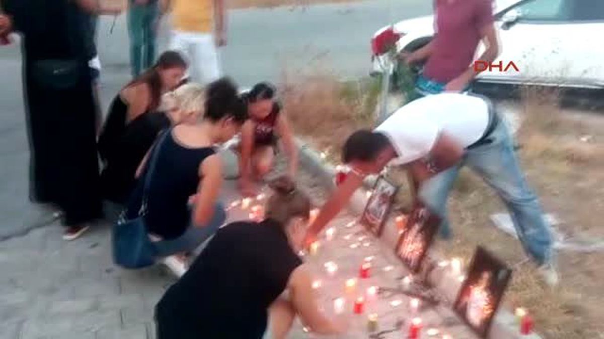 Manavgat Kazada Ölen Arkadaşlarını Karanfiller ve Mumlarla Andılar