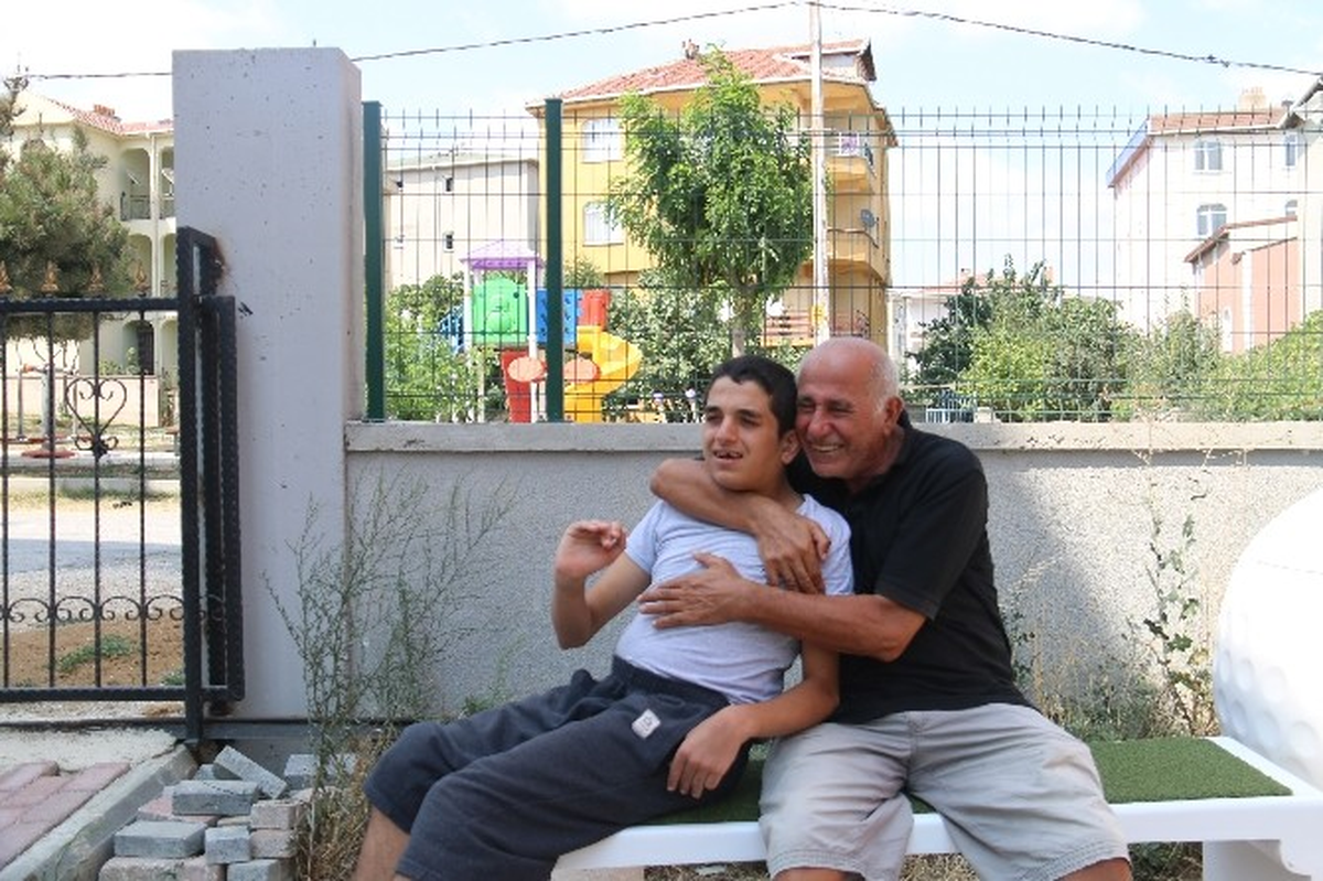 Evlat Edindiği Otizmli Oğlu İçin Engelsiz Okul Yaptırdı