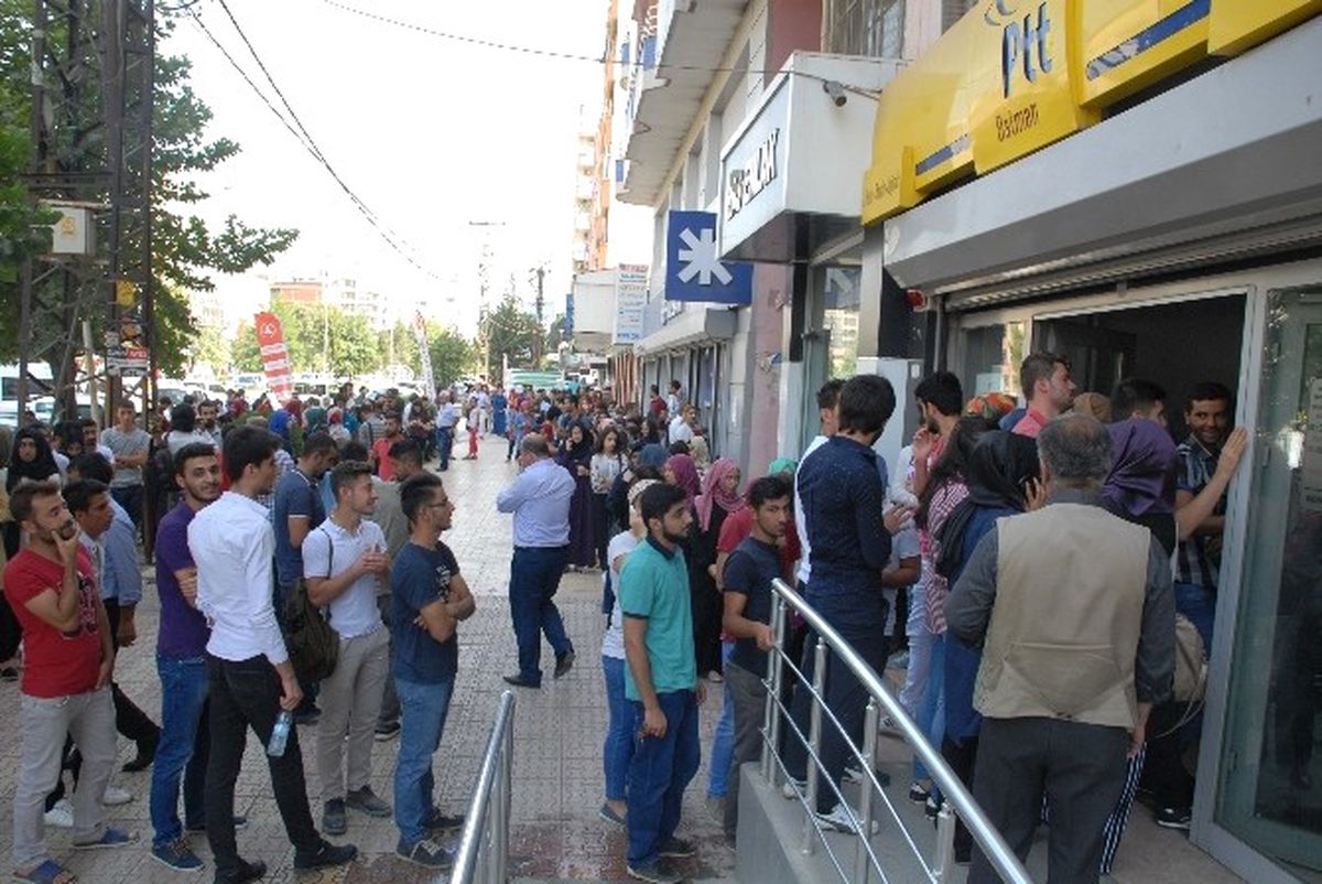 PTT Önünde Şifre Kuyruğu