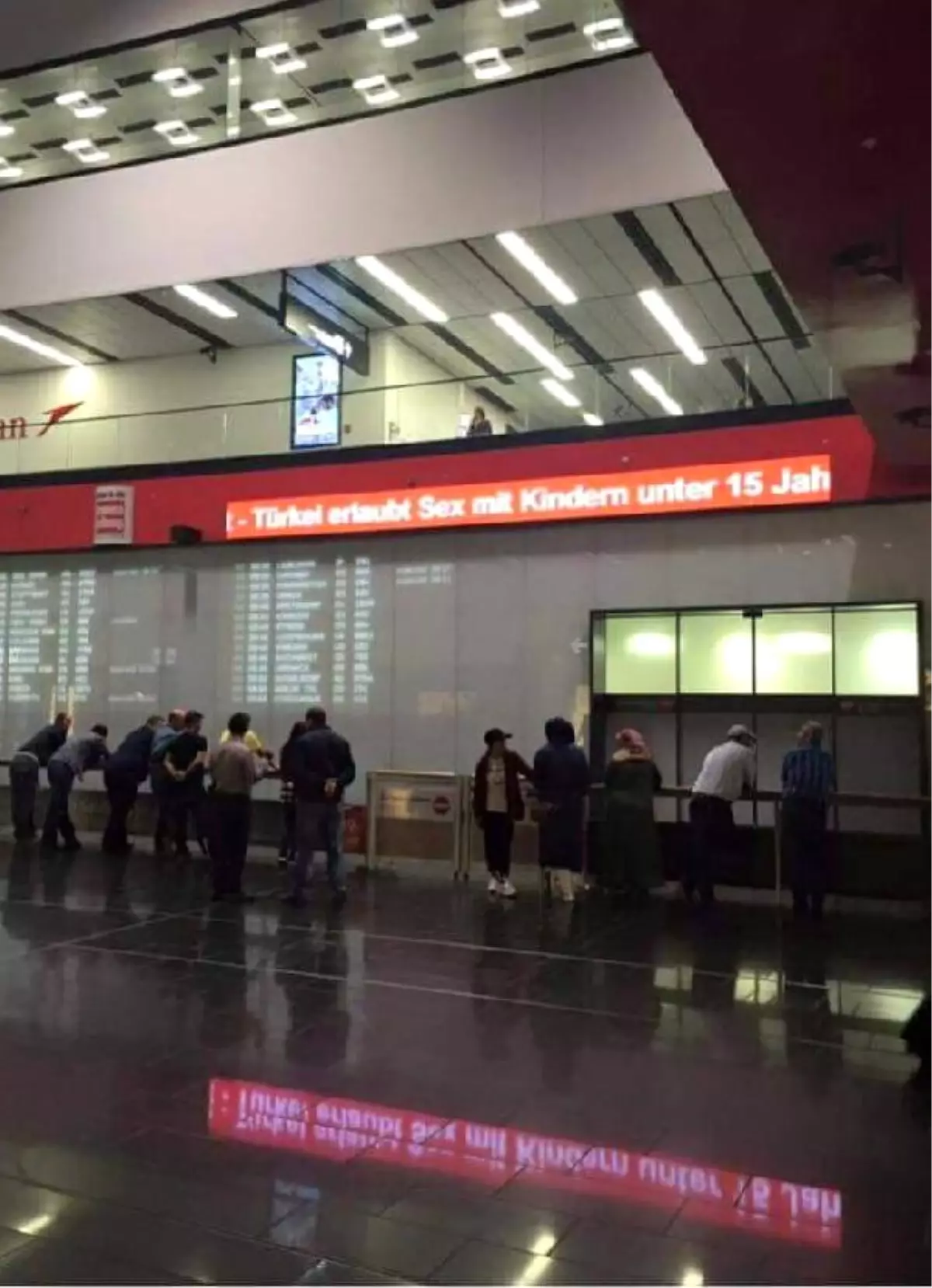 Viyana Havaalanındaki Pano Krizine Dışişleri\'nden Açıklama: "Avusturya\'da Basın Özgürlüğü Var"