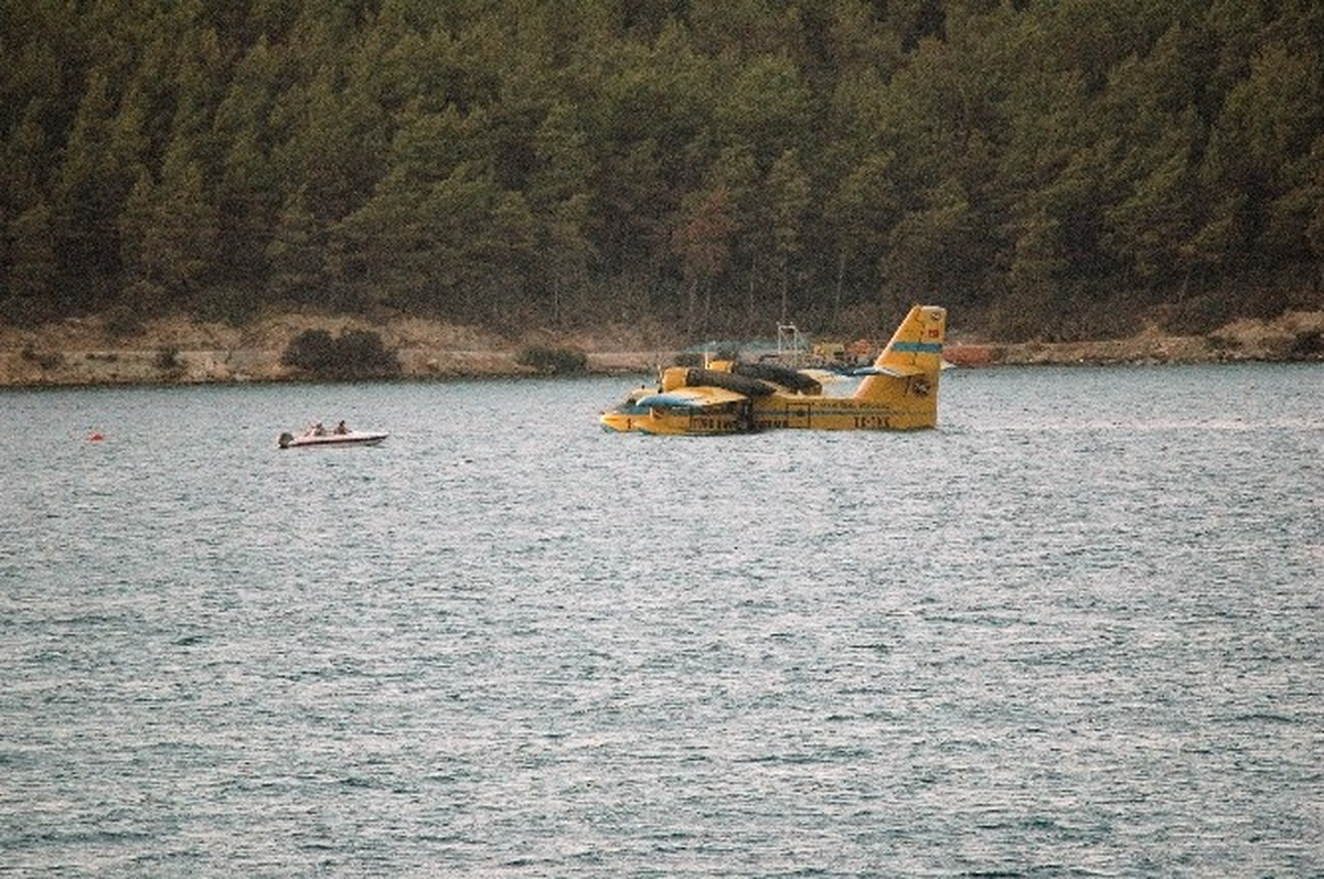 Yangın Uçağı Deniz Ortasında Kaldı