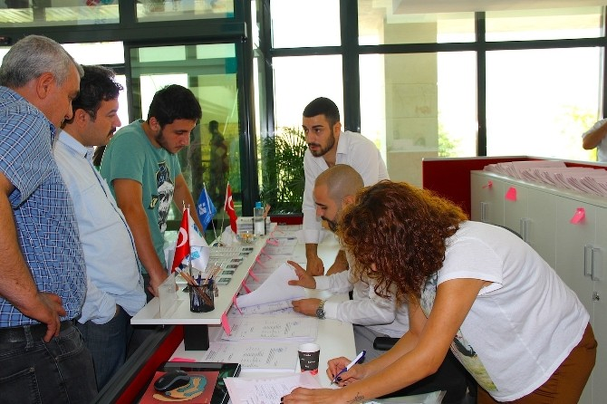 Yeni Üniversite Öğrencilerinin Kayıt Günü Heyecanı Başladı