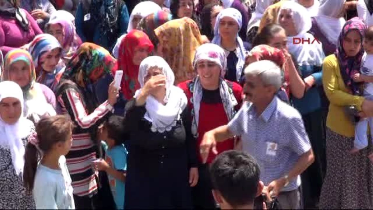 Diyarbakır\'da Şehit Olan Adıyamanlı Polis Memurunu 10 Bin Kişi Uğurladı