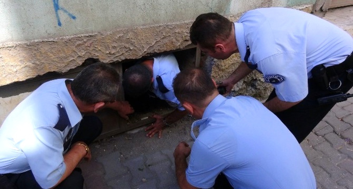 Aksaray\'da Apartmandan Gelen Ağır Koku Polisi Alarma Geçirdi