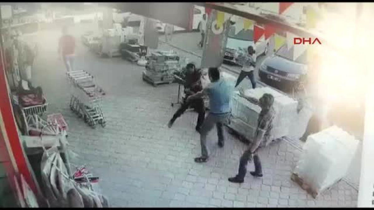 Aksaray\'da Pala, Balta ve Sopalı Kavga Güvenlik Kamerasına Yansıdı