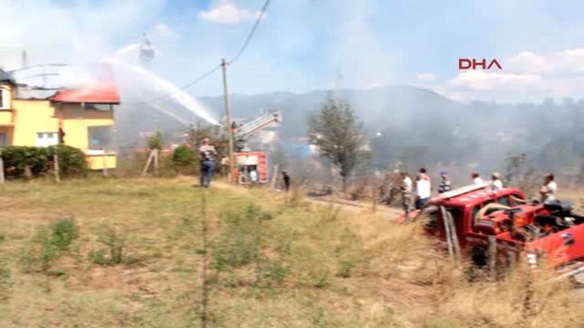 Bolu Çatıdan Başlayan Yangında Binanın Tek Katı Küle Döndü