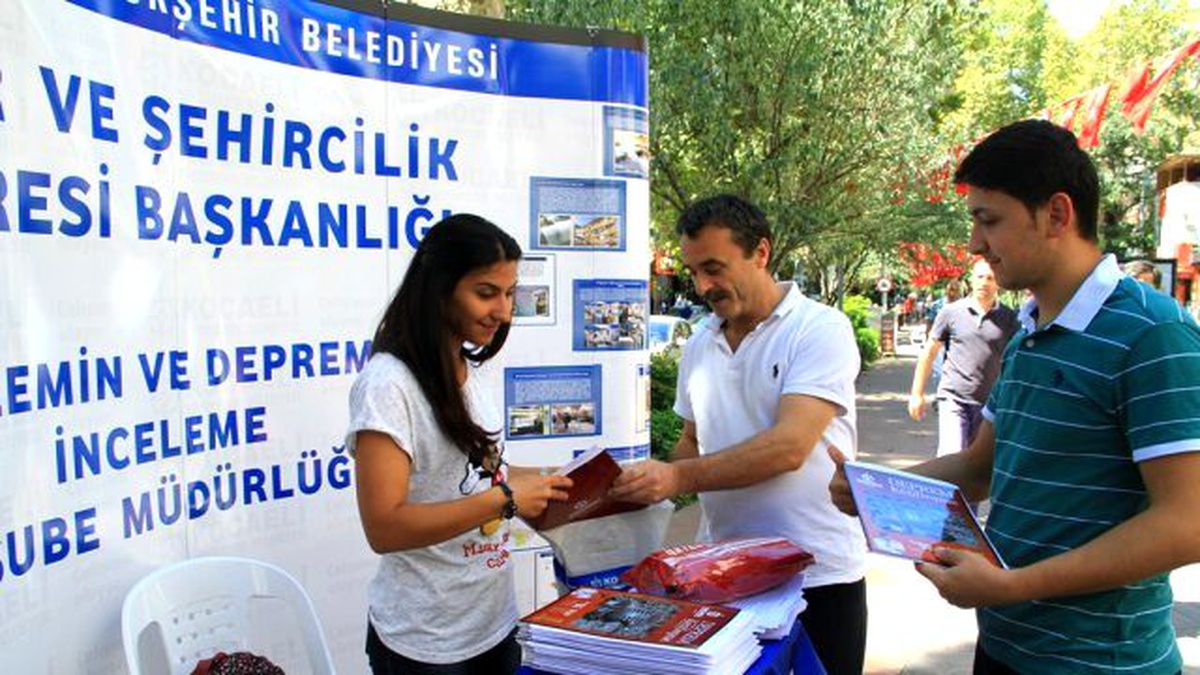 Büyükşehir deprem standı kurdu