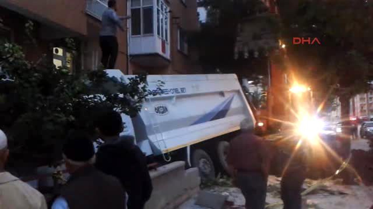 Çorum\'da Uyuduğu İddia Edilen Kamyon Sürücüsü Ortalığı Savaş Alanına Çevirdi