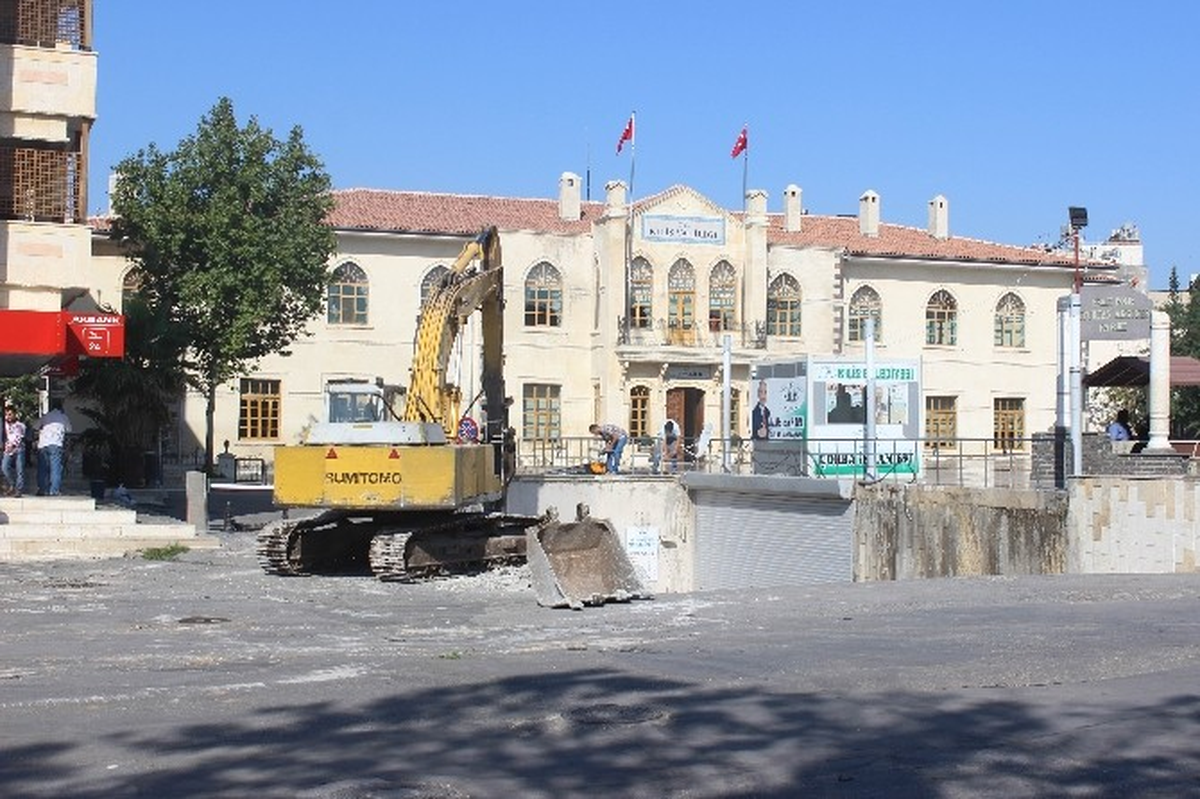 Cumhuriyet Meydanı\'nda Çevre Düzenlemesi Yapılıyor