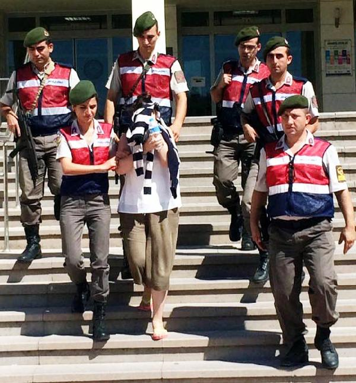 Dhkp/c Üyesi Olmakla Suçlanan Kadın Bodrum\'da Tatil Yaparken Yakalandı