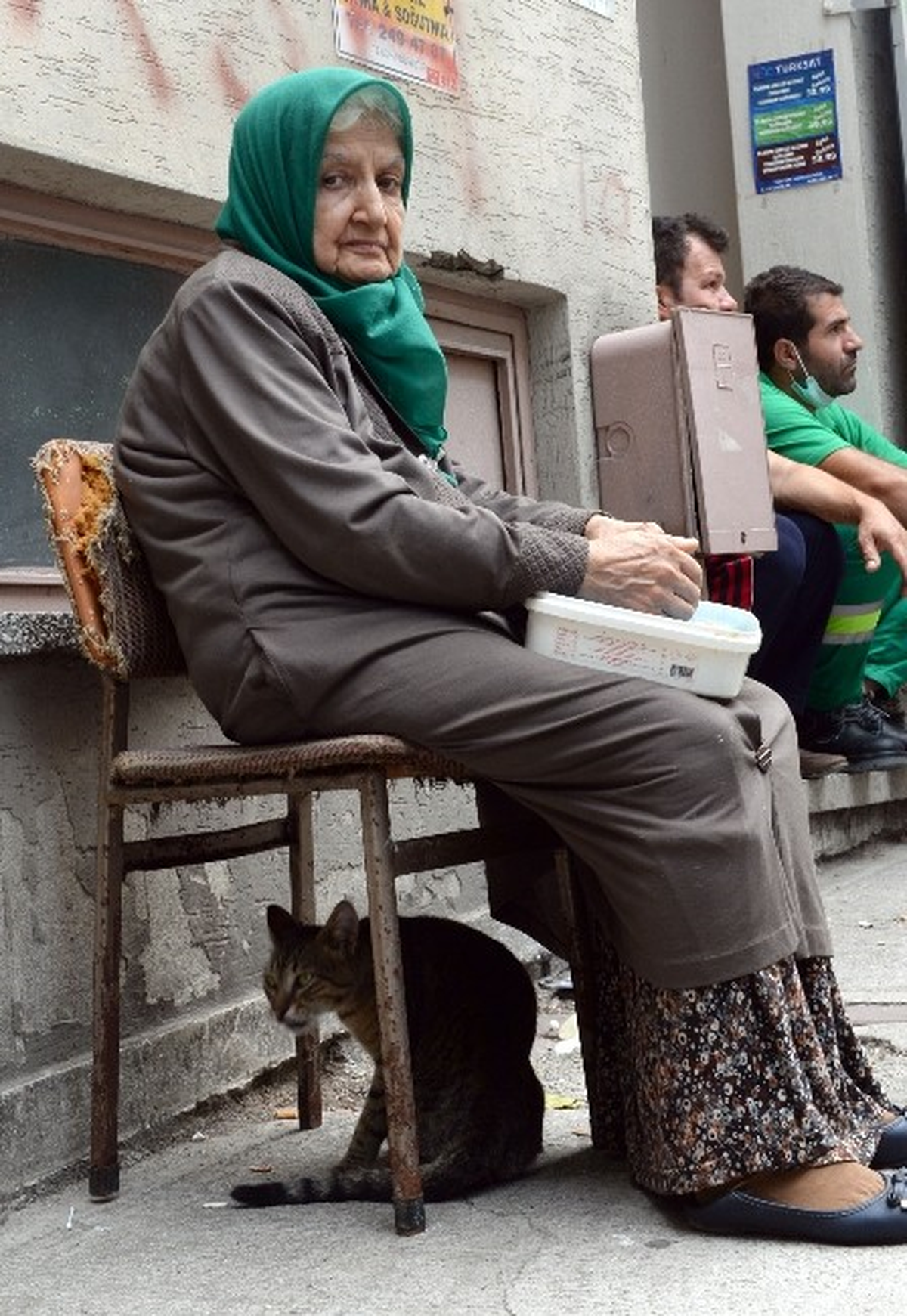 Evinin Boşaltılmasını Hüzünlü Gözlerle İzledi