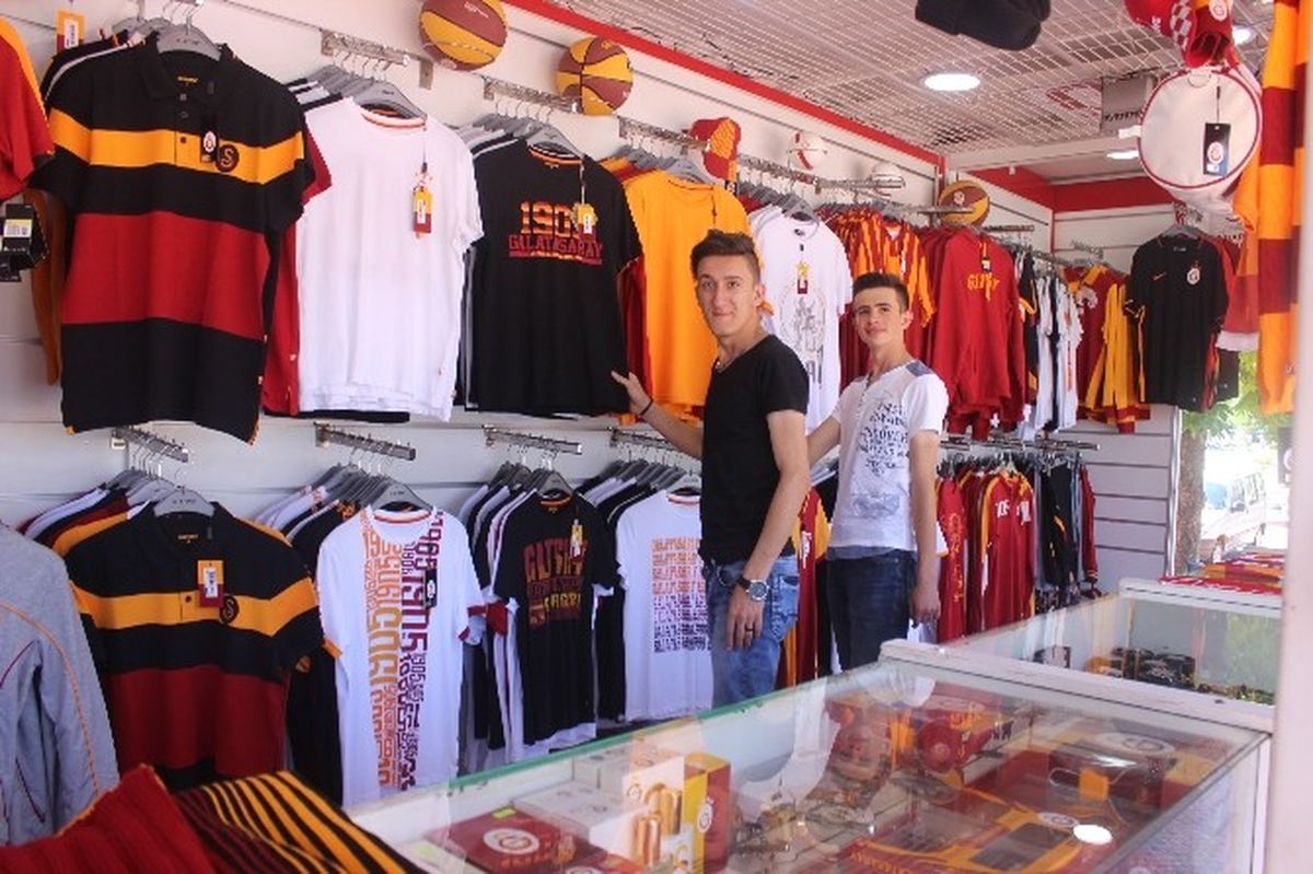 Galatasaray Lisanslı Ürünleri Tavşanlı\'da Yoğun İlgi Görüyor