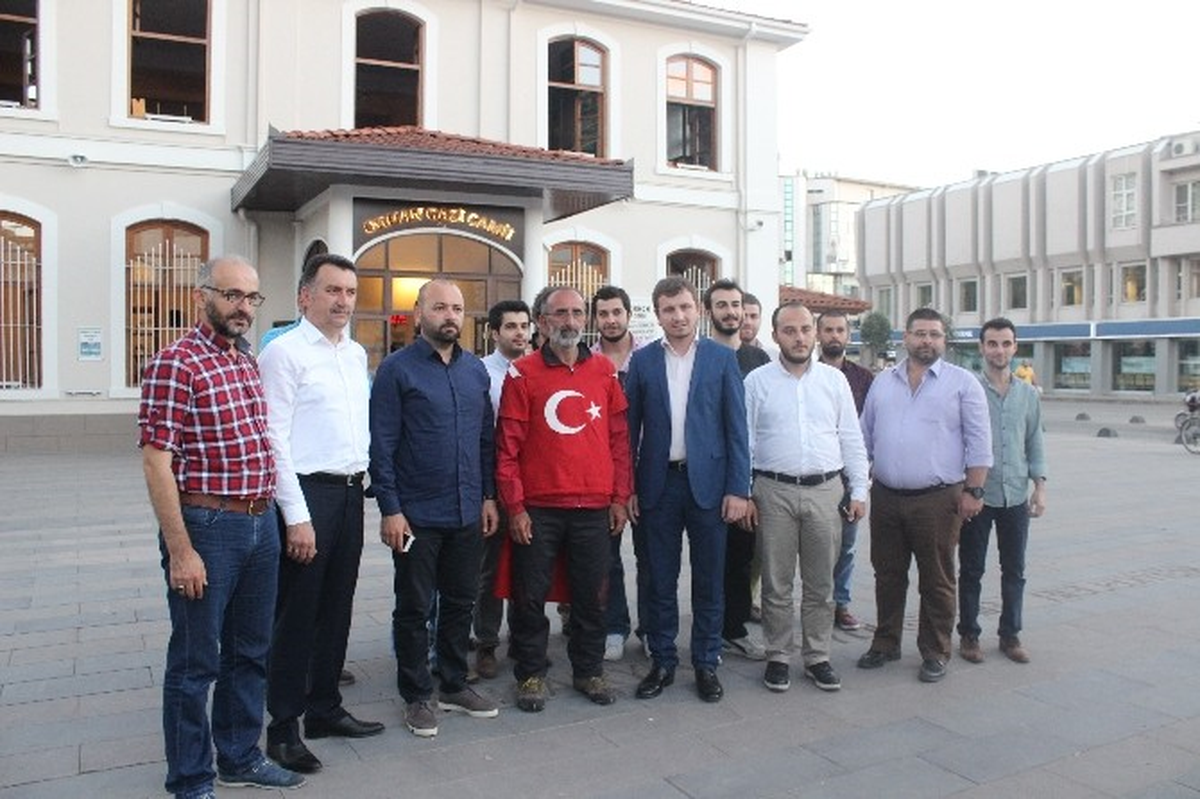 İstanbul\'dan Ankara\'ya Yürüyerek Darbe Girişimini Protesto Ediyor