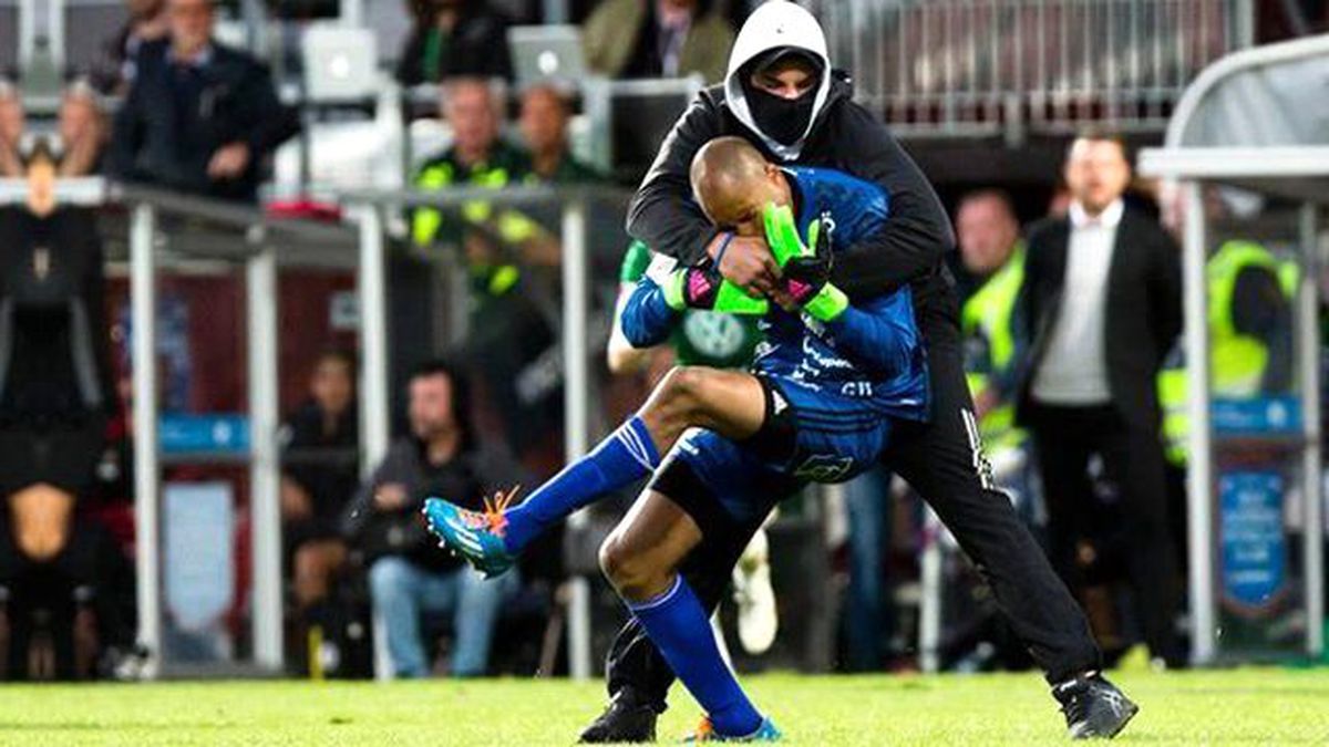 İsveç'te Jönköpings - Östersunds Maçında Taraftar Kaleciye Saldırdı