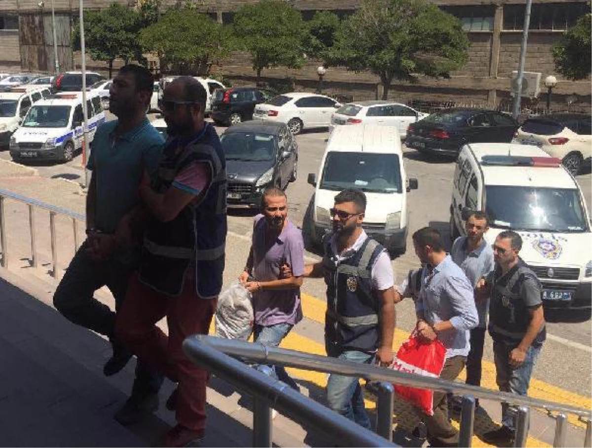 İzmir\'de 15 Temmuz Gecesi, Darbe Karşıtlarına Ateş Eden Kişi Tutuklandı