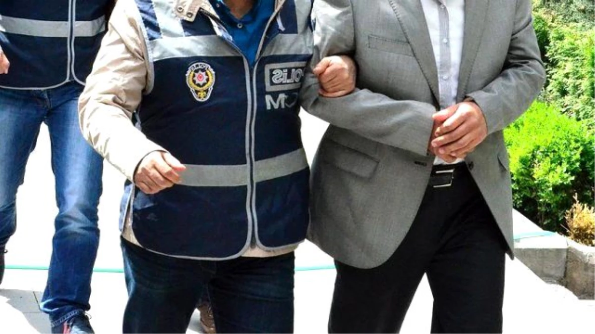 İzmir\'de Emniyet ve Şube Müdürlürenin de Aralarında Bulunduğu 51 Polise Gözaltı