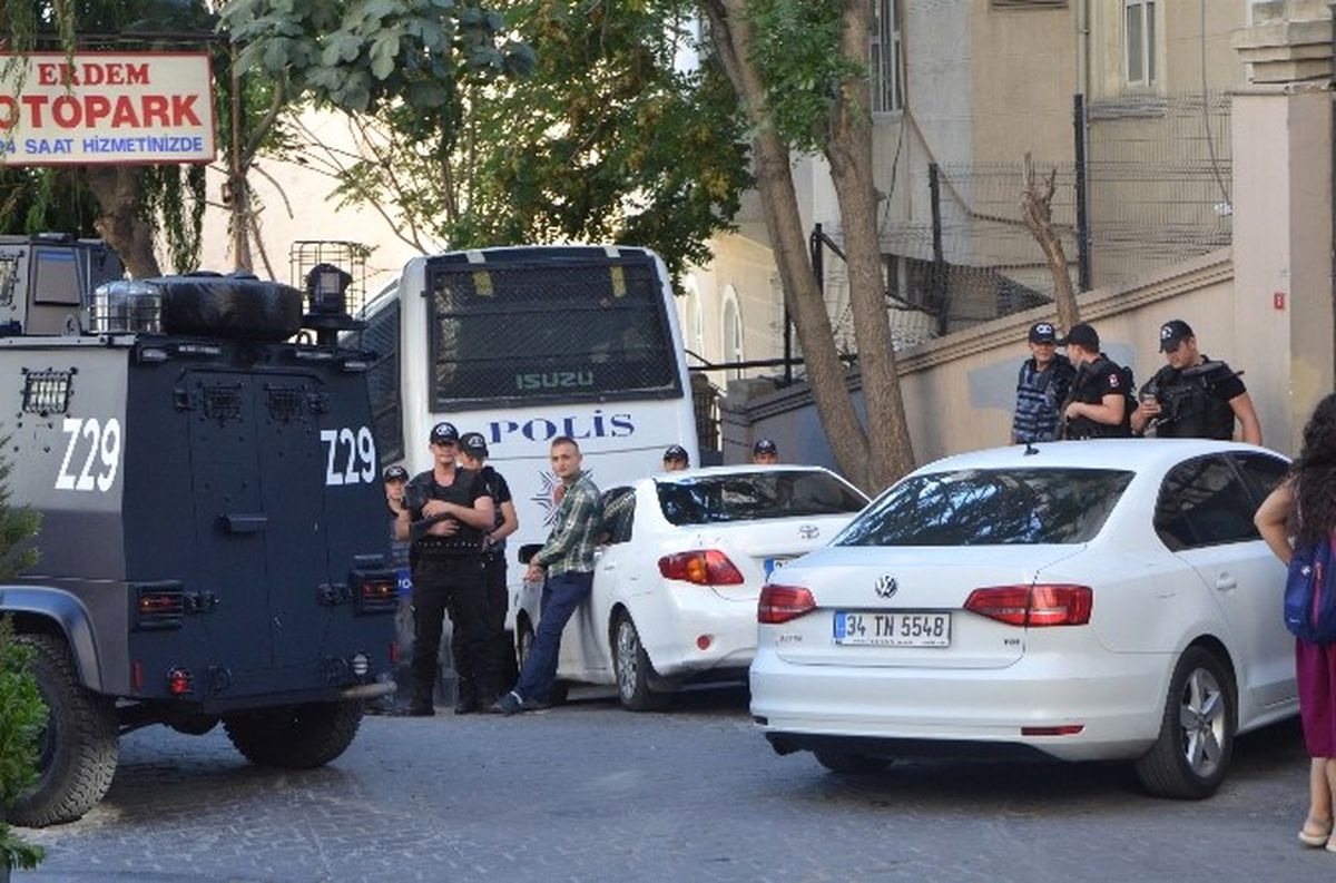 Kapatılan Özgür Gündem Gazetesinde Polis Araması