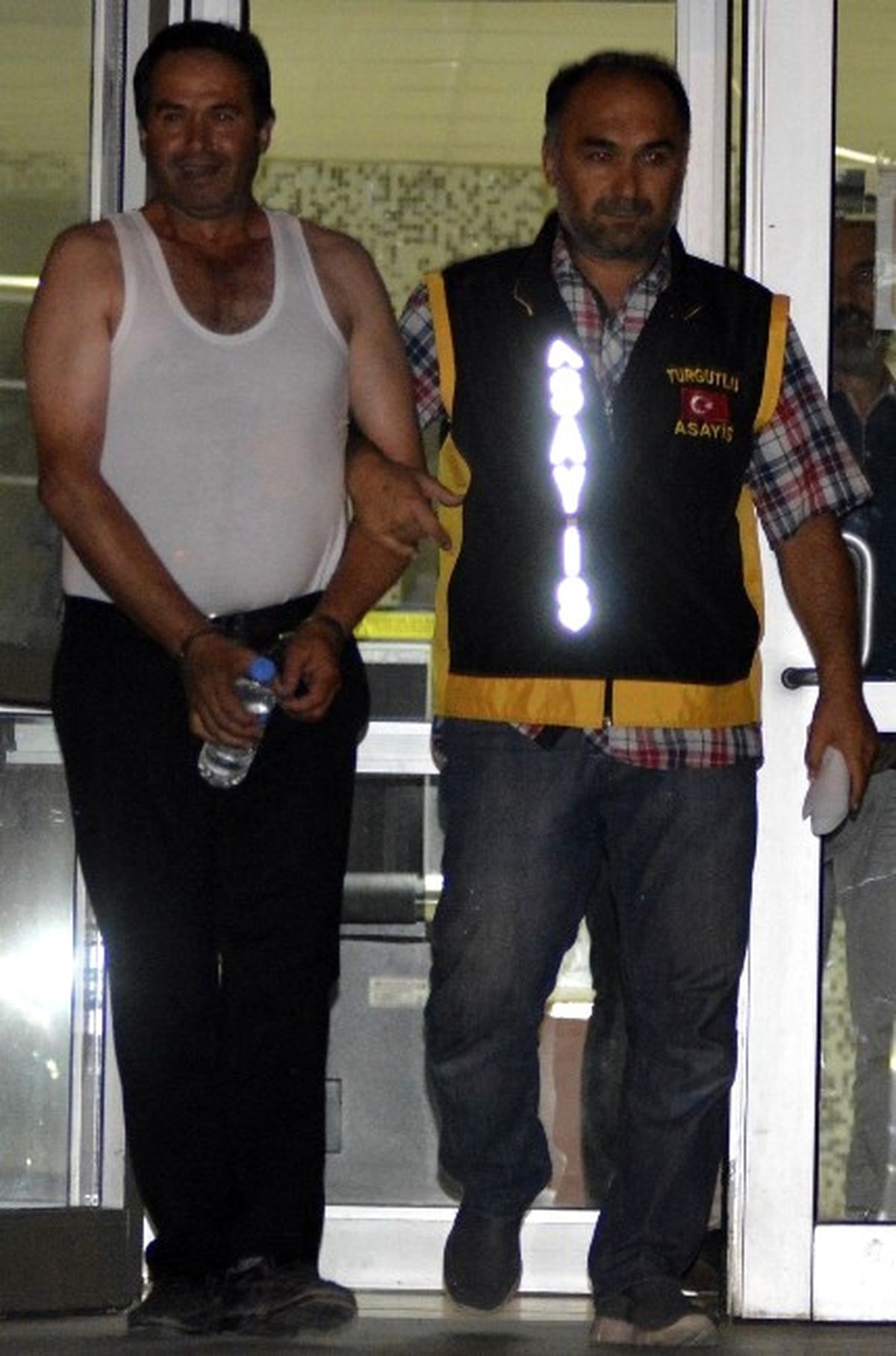 Karısını Öldürdü, Kahkaha Atarak Cezaevine Gitti