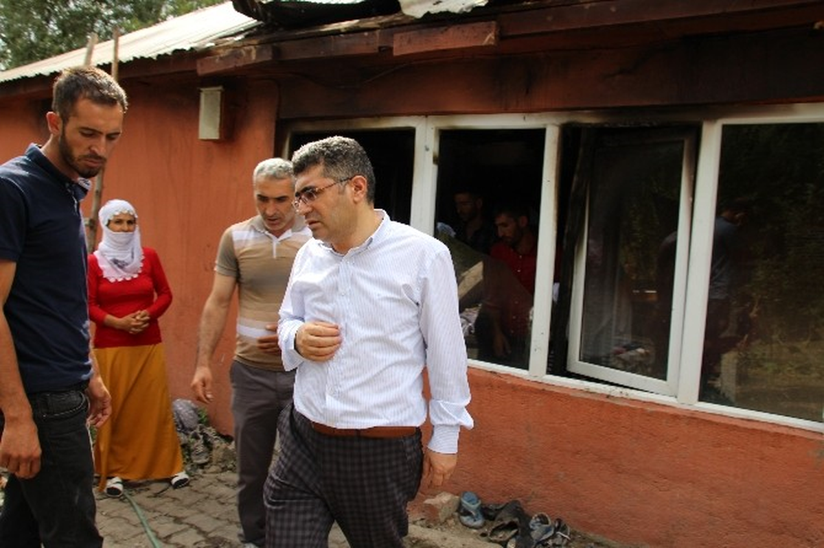 Kaymakam Çetin, Evi Yanan Aileye Sahip Çıktı