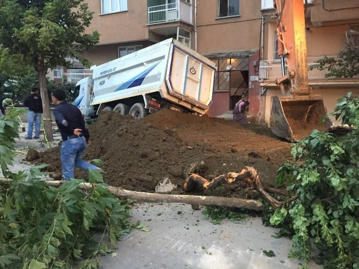 Kontrolden Çıkan Kamyon 5 Araca Çarpıp, Bahçe Duvarına Çarparak Durabildi