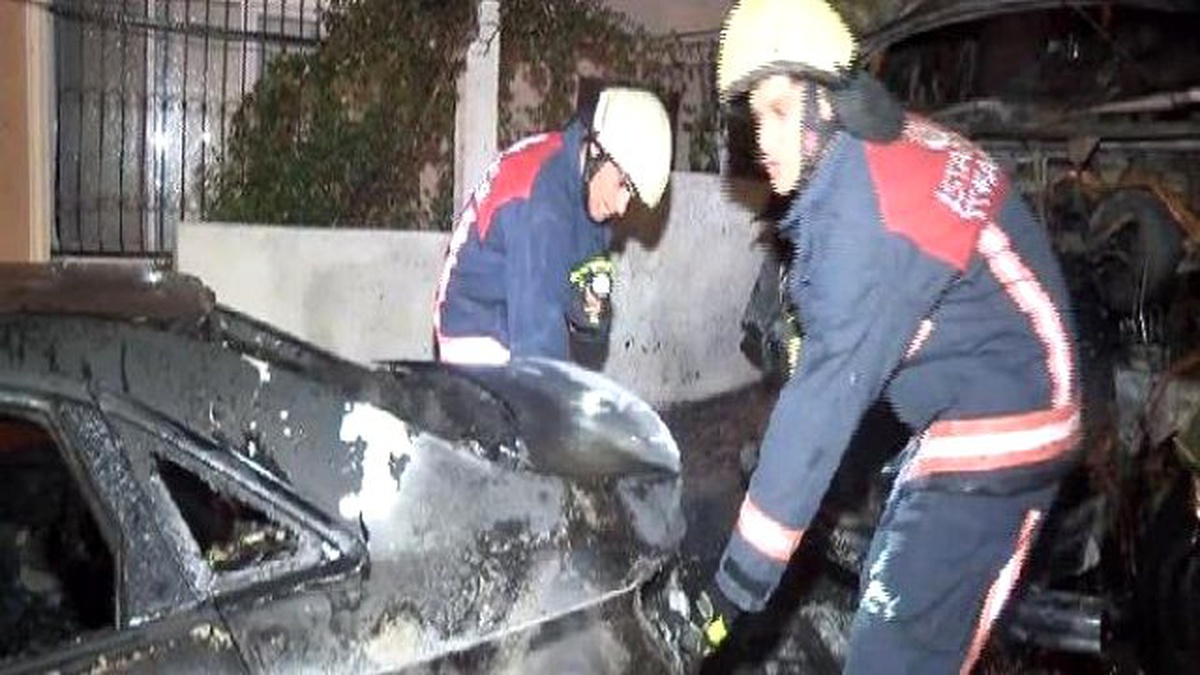 Küçükçekmece\'de 7 Araç Kundaklandı