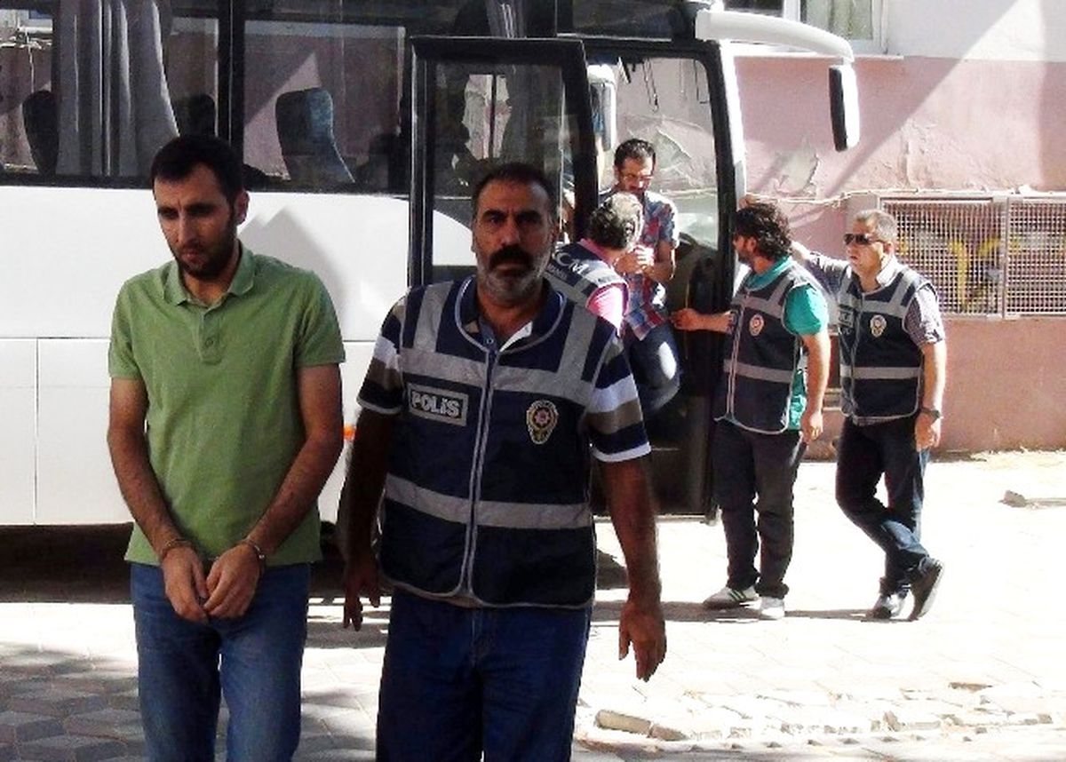 Manisa\'da 34 Polis Adliyeye Sevk Edildi