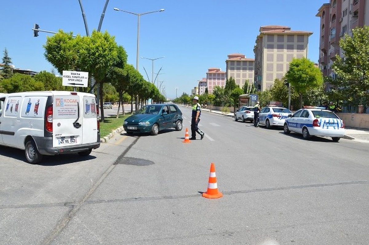 Manisa\'da İki Otomobil Çarpıştı: 1 Yaralı