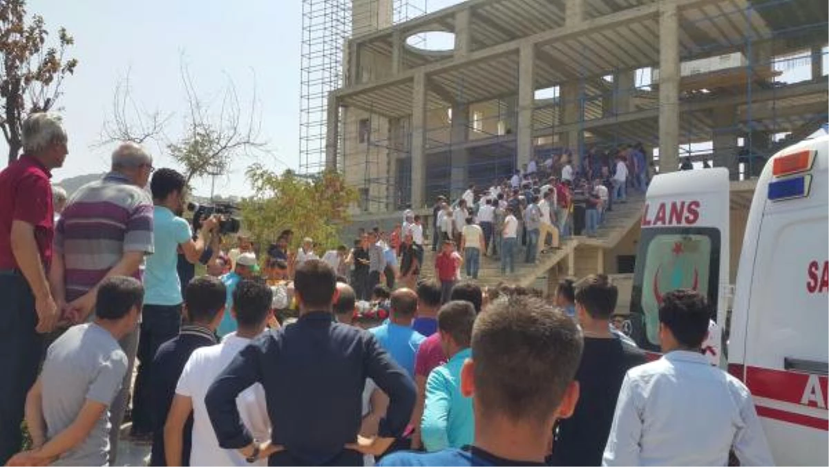 Mardin\'de Cami İnşaatı Çöktü: 5 İşçi Yaralı