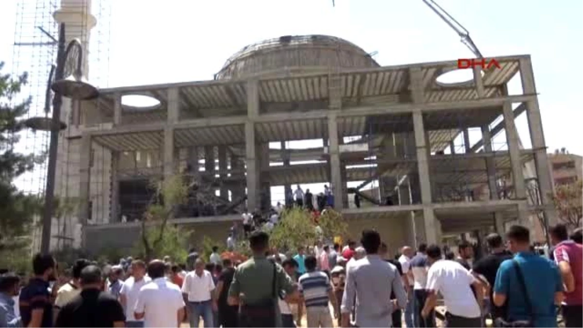 Mardin\'de Cami İnşaatı Çöktü: 5 Yaralı