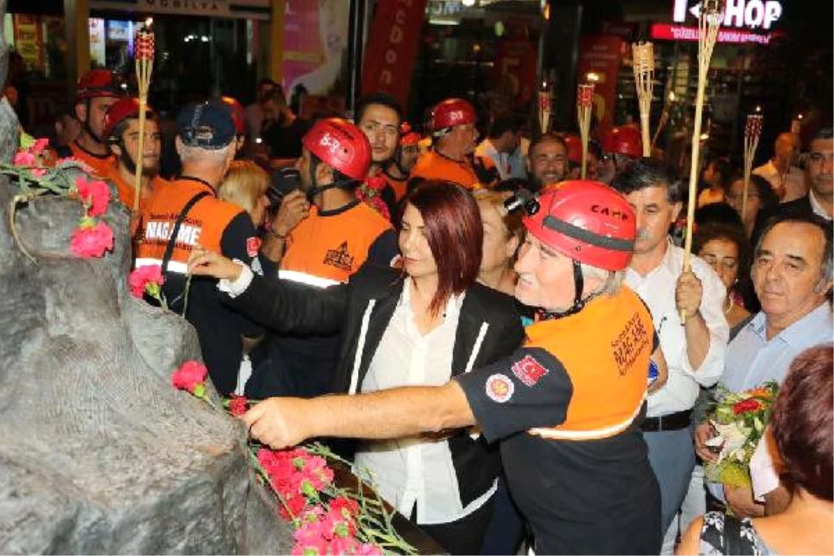Marmara Depremi\'nde Avcılar\'da Yaşamını Yitiren 270 Kişi Anıldı