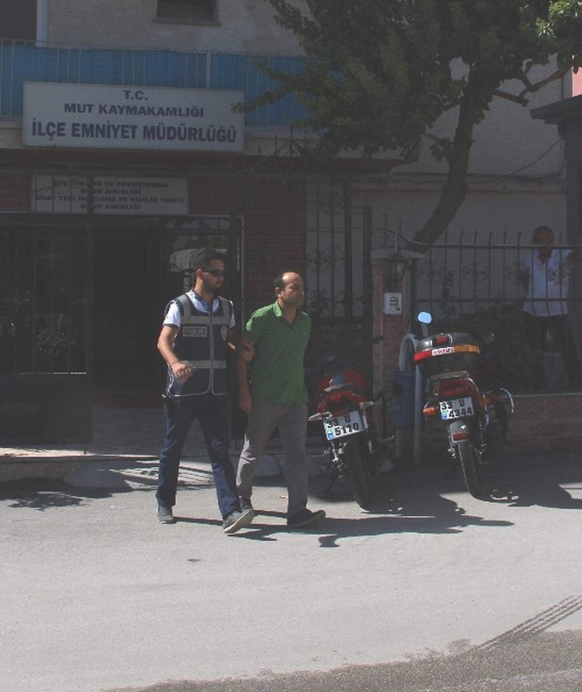 Mut\'ta Fetö Operasyonunda 1 Avukat Tutuklandı