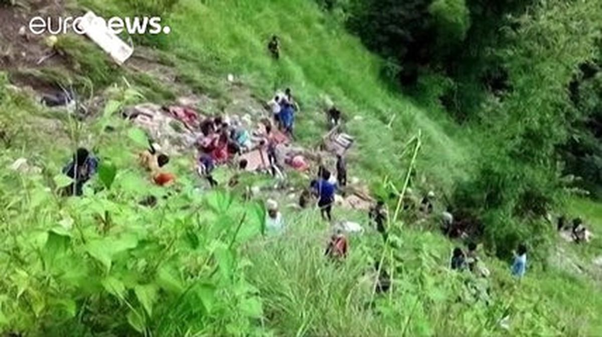 Nepal\'deki Trafik Kazası 33 Can Aldı