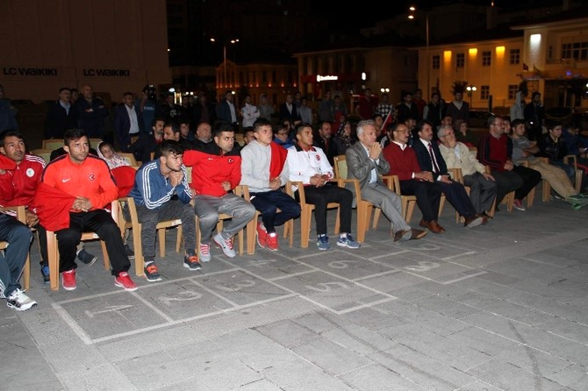 Rıza Kayaalp\'in Memleketi Yozgat\'ta Gümüş Madalya Sevinci