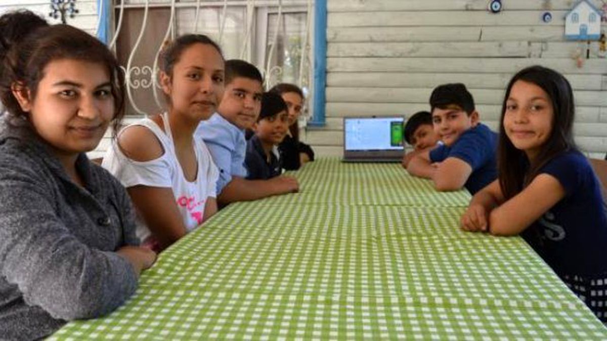 Roman Çocuklar "Online İngilizce" Öğreniyor