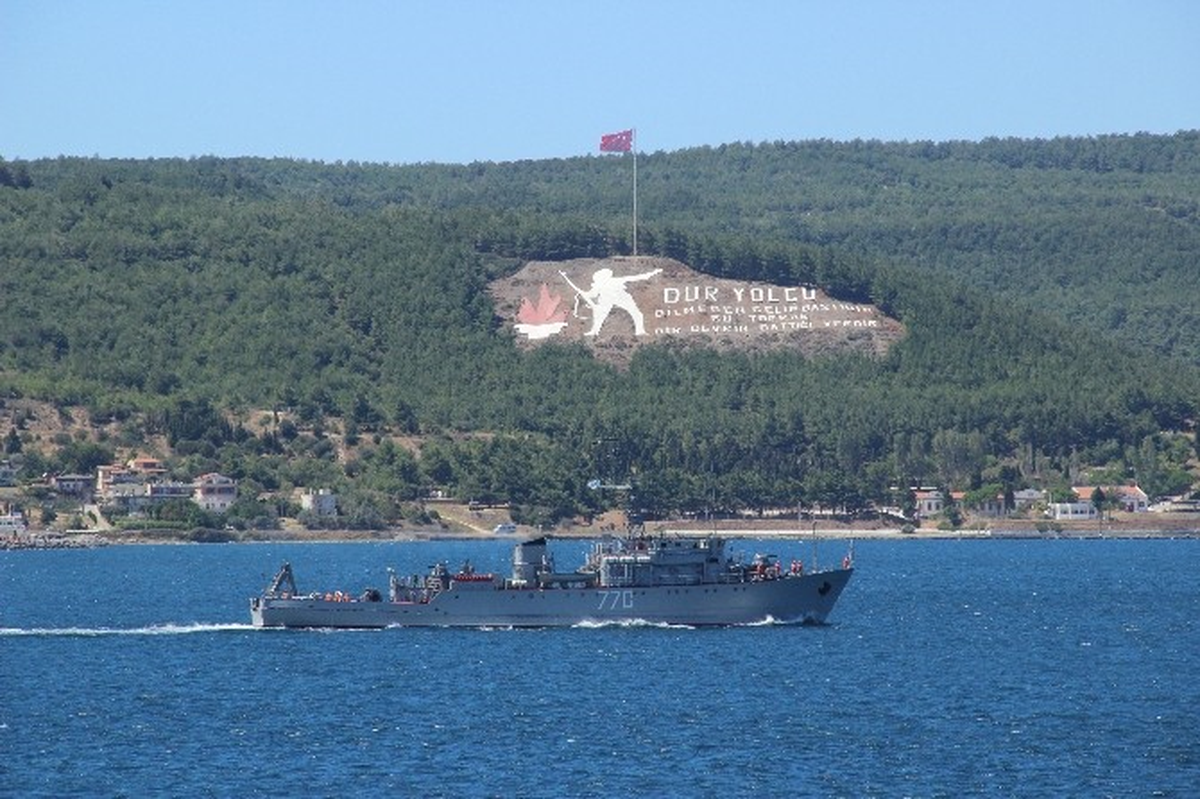 Rus Savaş Gemisi Çanakkale Boğazı\'ndan Geçti