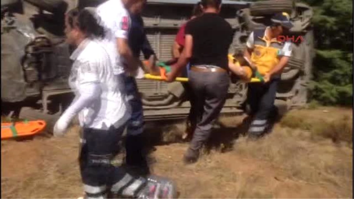Şarkikaraağaç\'ta Minibüs Takla Attı: 4 Yaralı