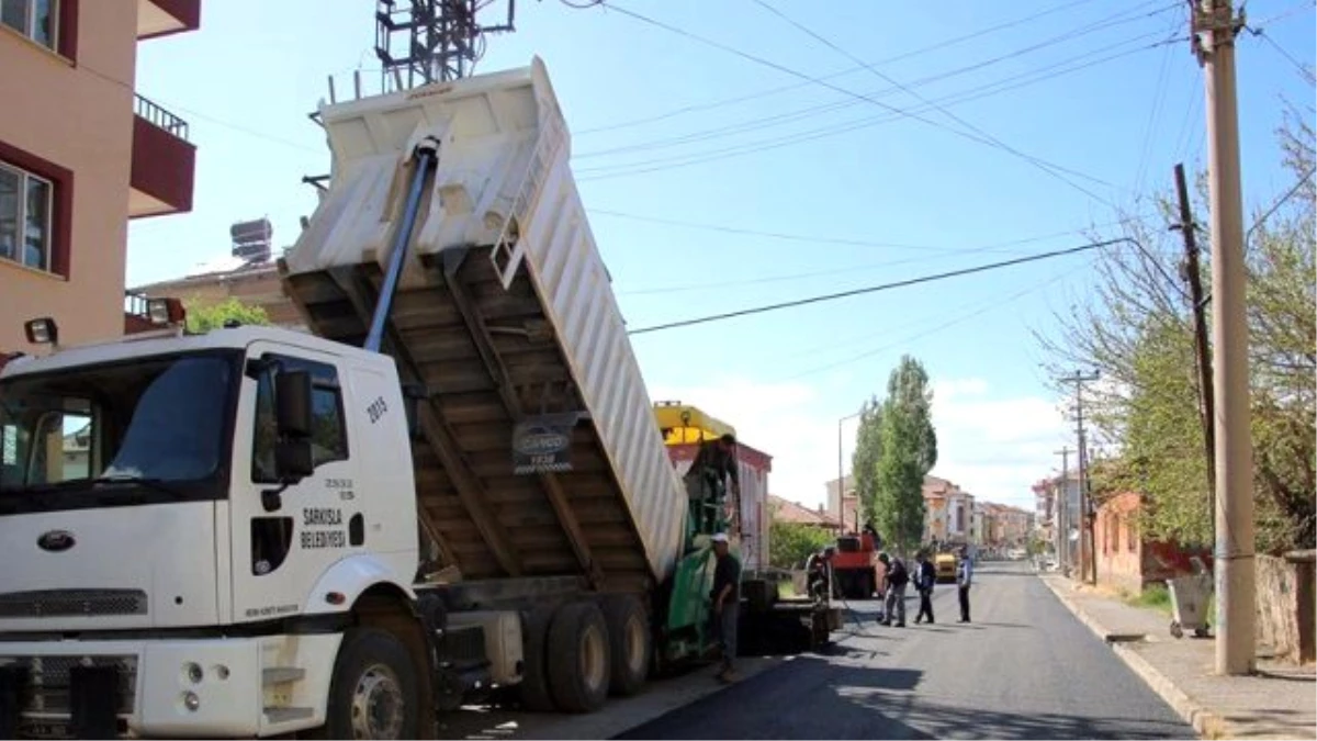 Şarkışla\'da Yol Asfaltlama Çalışmaları Sürüyor