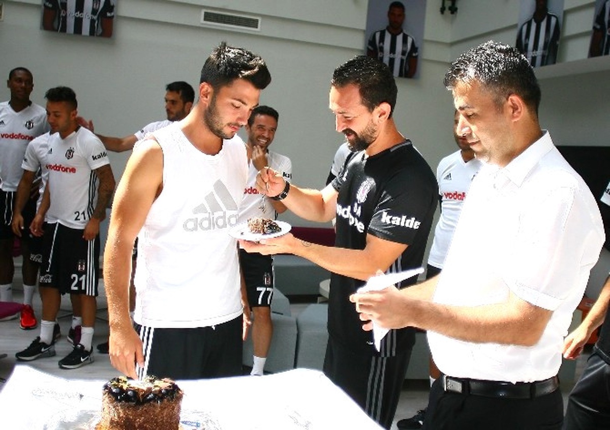 Tolgay Arslan\'a Doğum Günü Sürprizi