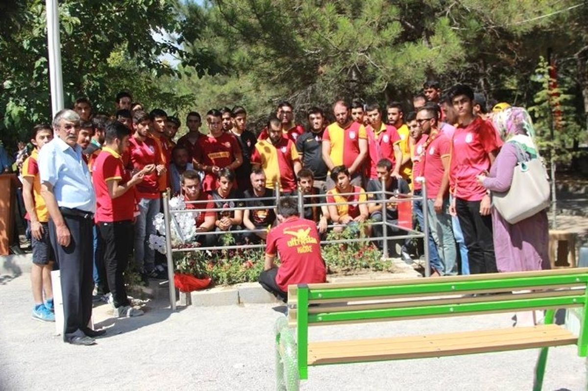 Ultraslan Niğde Taraftar Grubu Şehit Astsubay Ömer Halisdemir\'in Baba Ocağını Ziyaret Etti