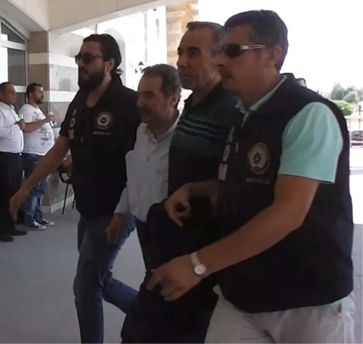 Uşak\'ta Biri Gazeteci Dört Kişi Fetö\'den Tutuklandı