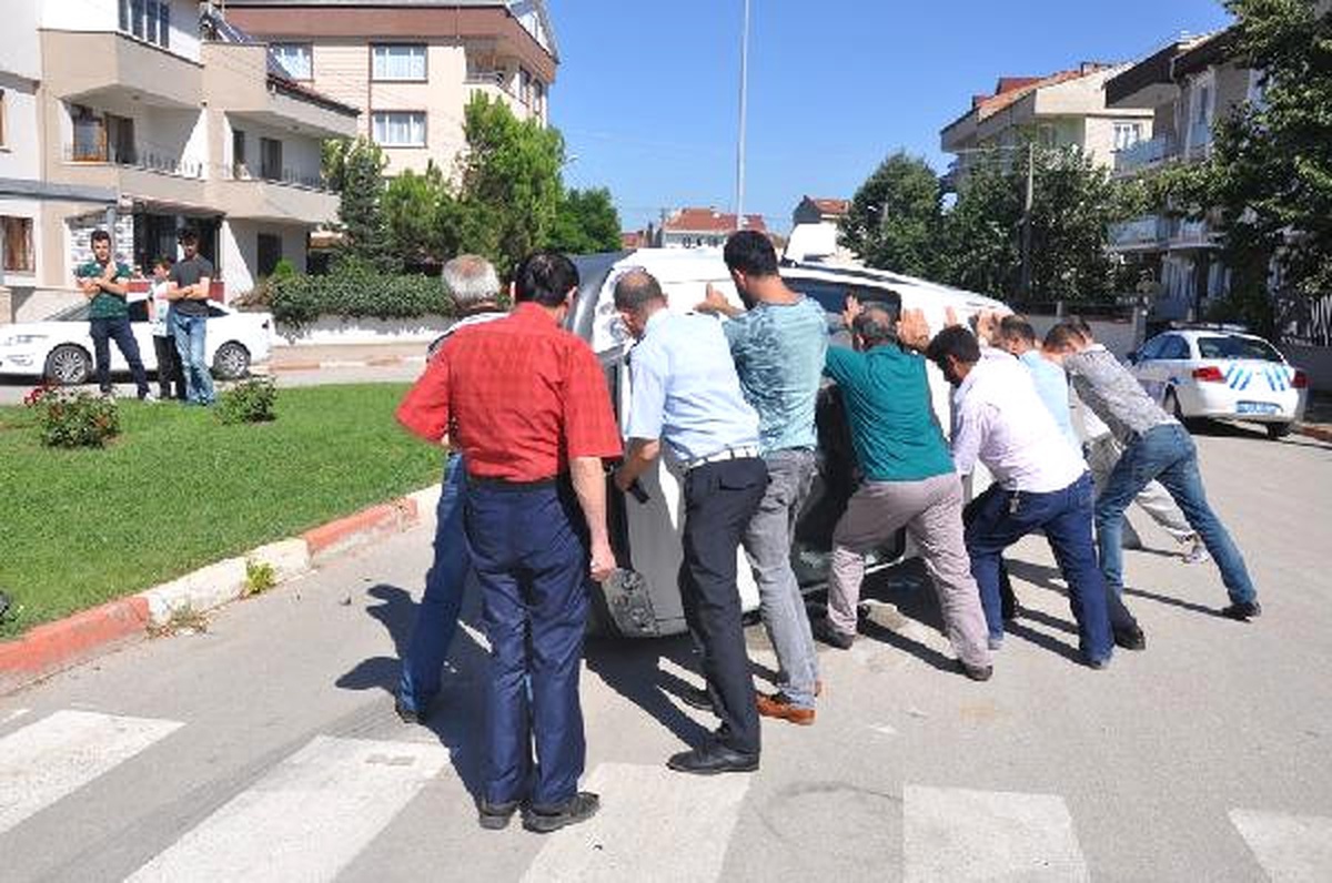 1 Günde Aynı Yerde 2 Kaza Kameralara Yansıdı