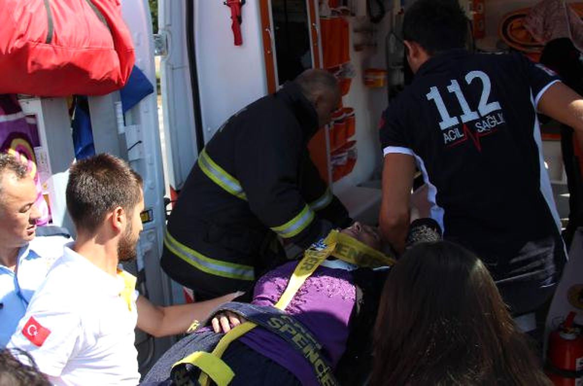 112 Acil Ambulansı Otomobile Çarptı: 6 Yaralı
