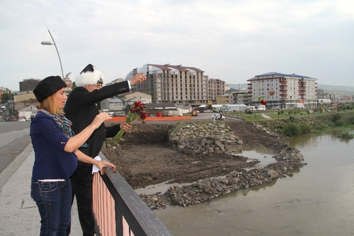 15 Temmuz Darbe Kalkışmasını Kura Nehri\'ne Karanfil Atarak Protesto Etti