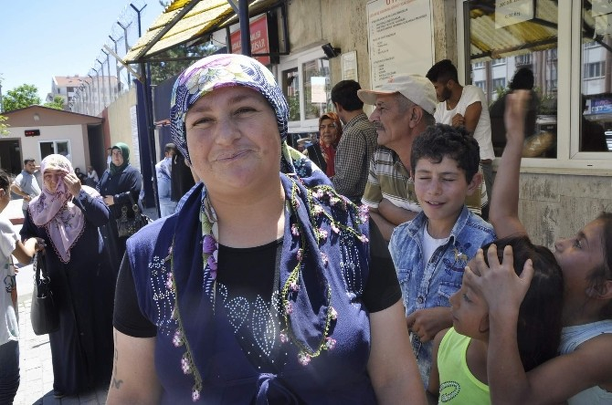 Afyonkarahisar\'da Mahkum Yakınlarının Tahliye Sevinci
