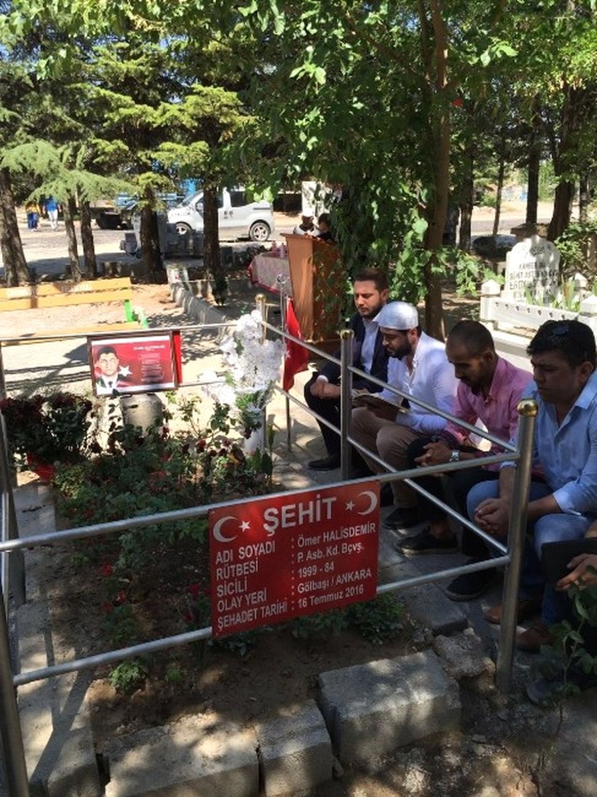 Ak Gençler, Şehit Ömer Halisdemir\'i Kabri Başında Dualarla Andı