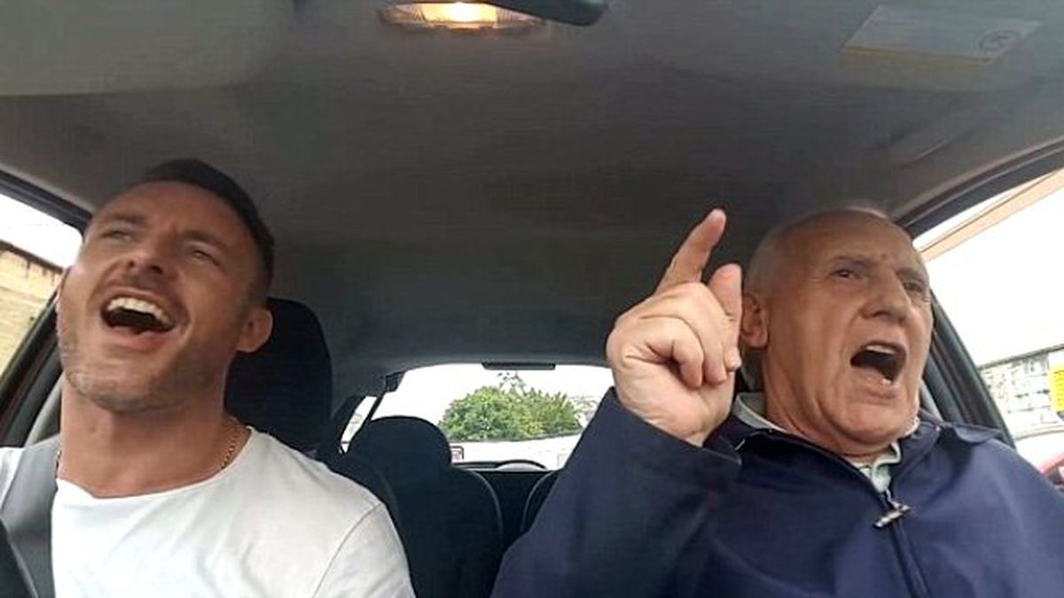 Alzheimer Hastası Adamın Oğluyla Düeti Sosyal Medyayı Yıktı