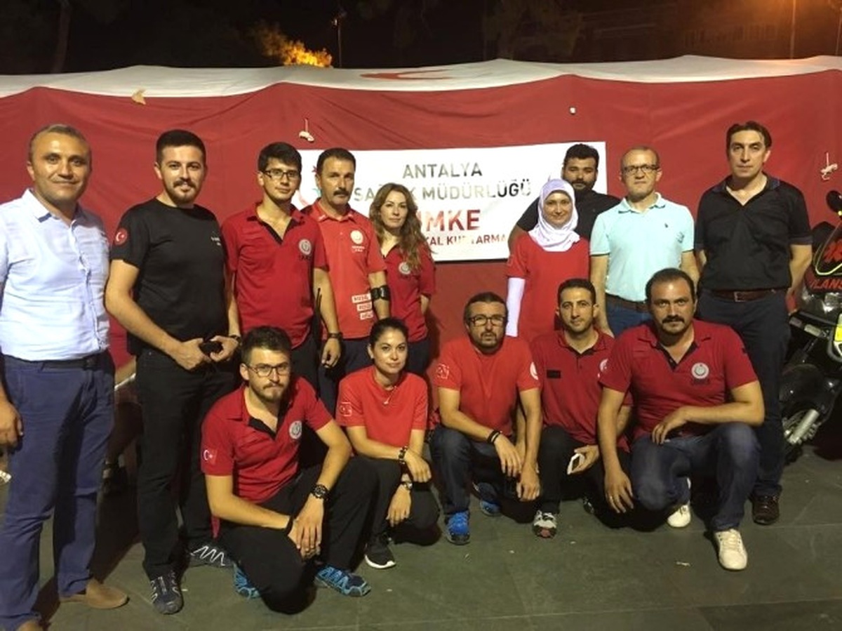 Antalya\'da Sağlıkçılar Demokrasi Nöbetinde 102 Kişiye Sağlık Hizmeti Verdi