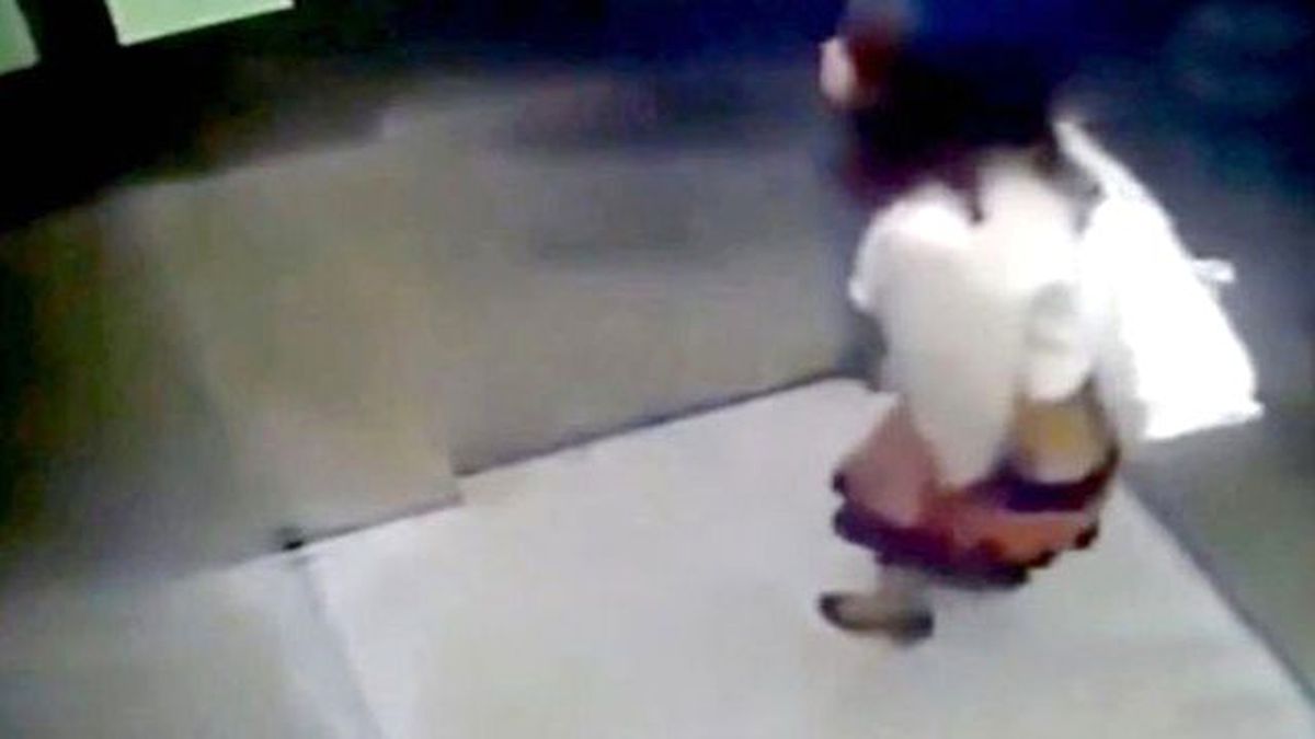 Asansörde Tuvaletini Yaptı