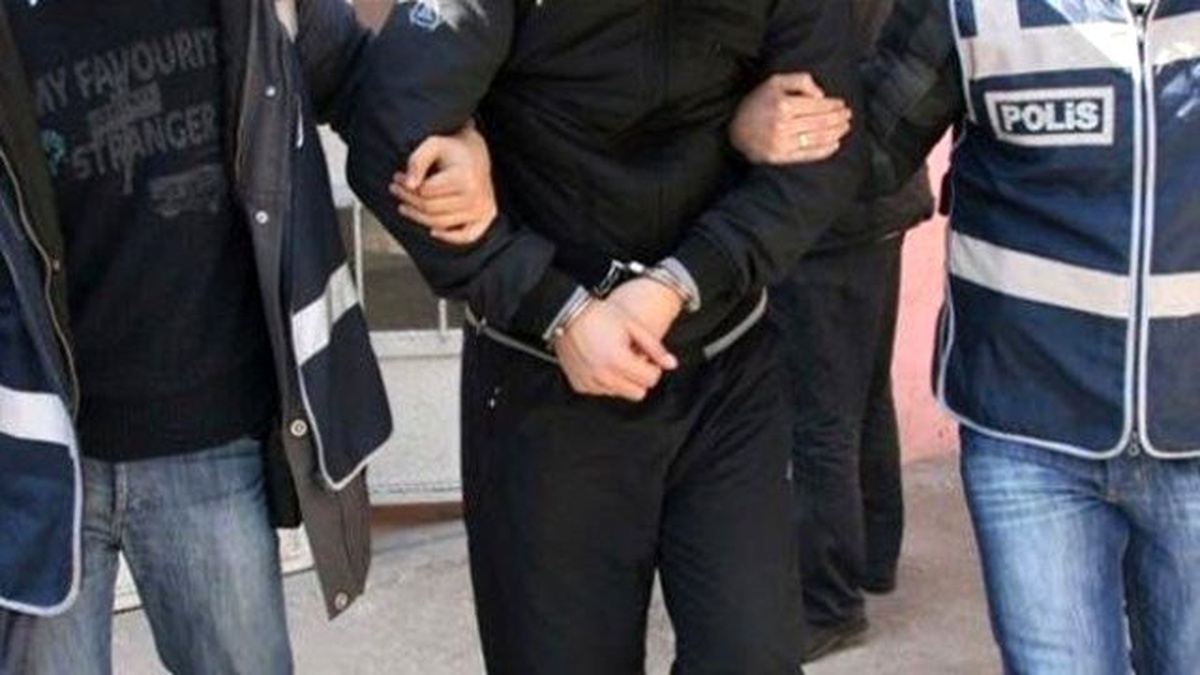 Banka Önlerinde Lastik Patlatıp 1 Milyon Liradan Fazla Para Çaldı