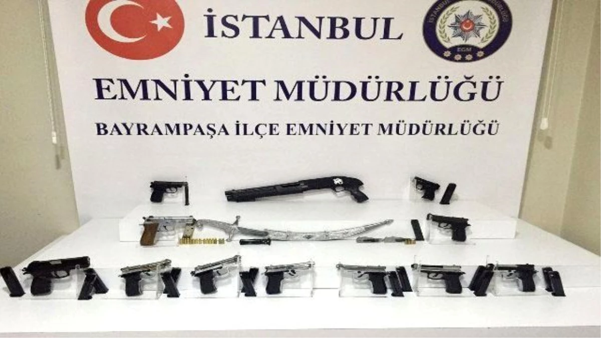 İstanbul\'da Şüpheli Şahsın Üzerinden 7 Adet Silah Çıktı